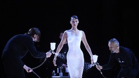 Bella Hadid dan Kain Semprot di Coperni, Suatu Revolusi Fesyen