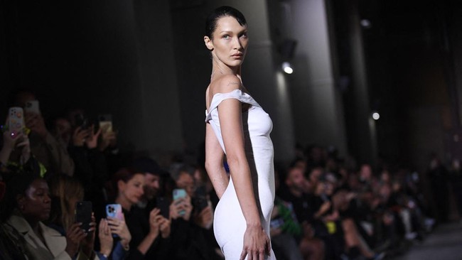 FOTO: Gaun Ajaib Bella Hadid di Coperni, Dari Cat Semprot Jadi Gaun