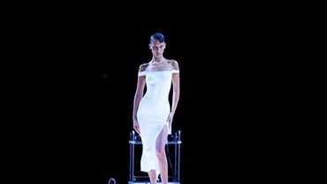 Ini Cat Semprot yang Membentuk Gaun Bella Hadid di Paris Fashion Week