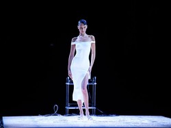 Ini Cat Semprot yang Membentuk Gaun Bella Hadid di Paris Fashion Week