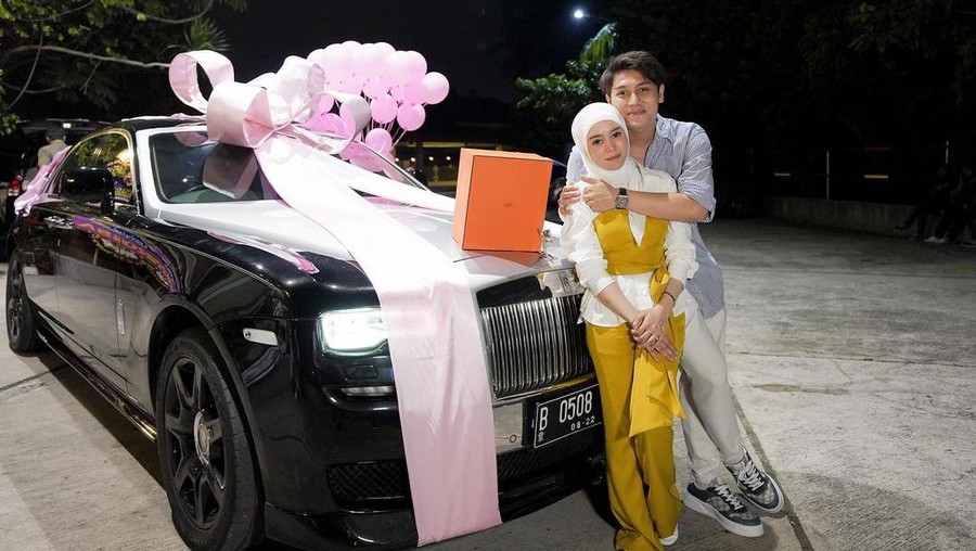 Kado untuk Lesti dari Rizky Billar Kado untuk Lesti dari Rizky Billar