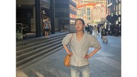<p>Selain kaus oblong, Kim Go Eun juga sering memadukan celana jeans dengan model kemeja wanita tanpa kerah. (Foto: Instagram @ggonekim)</p>