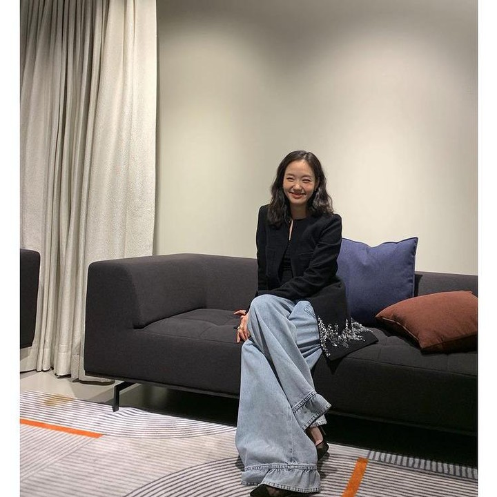 <p>Kim Go Eun merupakan salah satu aktris cantik asal Korea Selatan yang sering berpenampilan casual di kesehariannya lho, Bunda. (Foto: Instagram @ggonekim)</p>