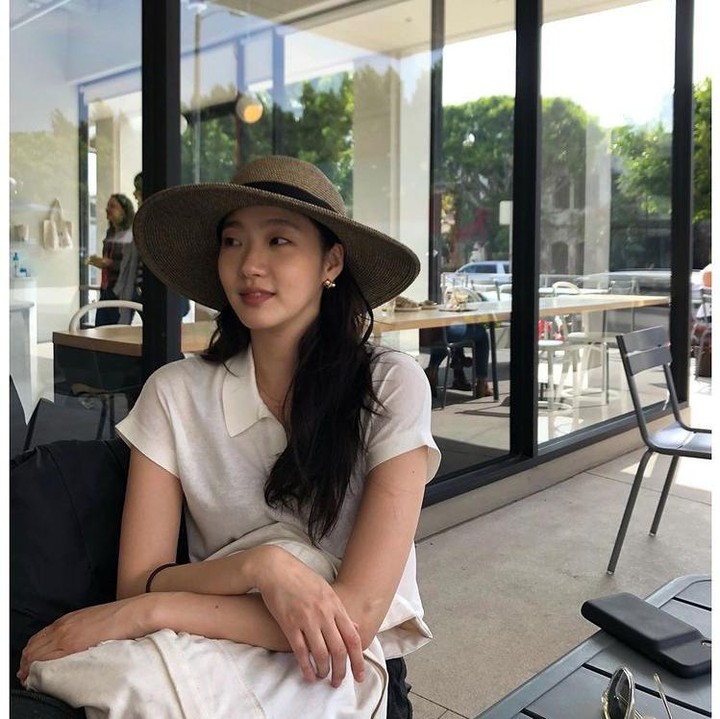 <p>Kim Go Eun juga sering memadukan gaya busanaya dengan aksesoris sederhana. Salah satunya adalah topi fedora yang stylish. Keren banget kan, Bunda? (Foto: Instagram @ggonekim)</p>