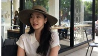 <p>Kim Go Eun juga sering memadukan gaya busanaya dengan aksesoris sederhana. Salah satunya adalah topi fedora yang stylish. Keren banget kan, Bunda? (Foto: Instagram @ggonekim)</p>