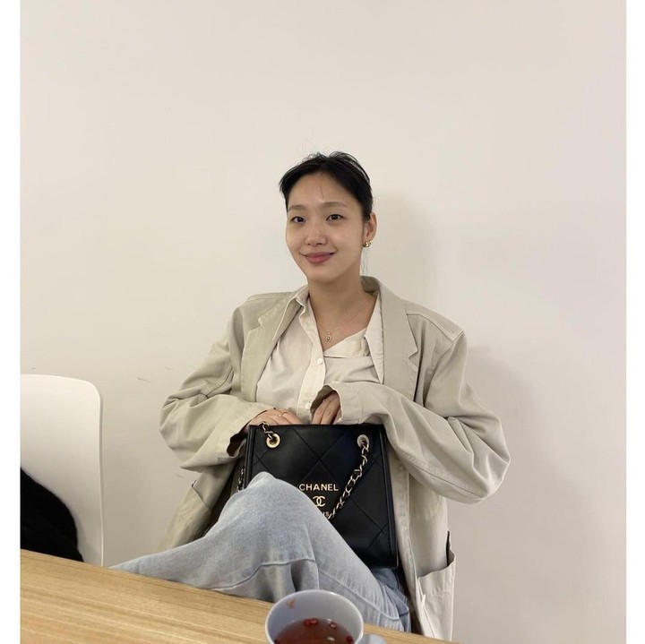 <p>Terkadang, wanita kelahiran Seoul, Korea Selatan ini juga menggunakan blazer jacket yang panjang. Pakaian ini biasanya digunakan Kim Go Eun saat musim semi. (Foto: Instagram @ggonekim)</p>