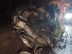 Subaru Outback Terbalik di Batam, Kondisinya Ringsek Mengerikan