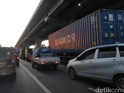 Truk Bawa Kardus Terbalik di Tol Japek Km 13 Arah Jakarta, Lalin Macet