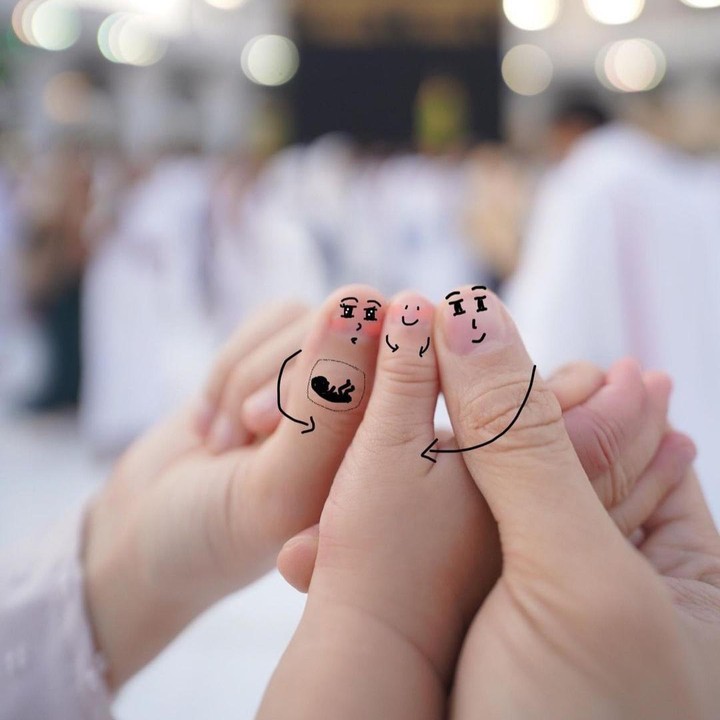 <p>Melalui instagram, Dinda Haw dan Rey Mbayang mengumumkan kehamilan anak kedua mereka saat menunaikan ibadah umrah di Tanah Suci. Sebenarnya Dinda belum ingin memberitahukan kepada khalayak soal kehamilannya karena masih terlalu kecil. (Foto: Instagram @dindahw/@rey_mbayang)</p>