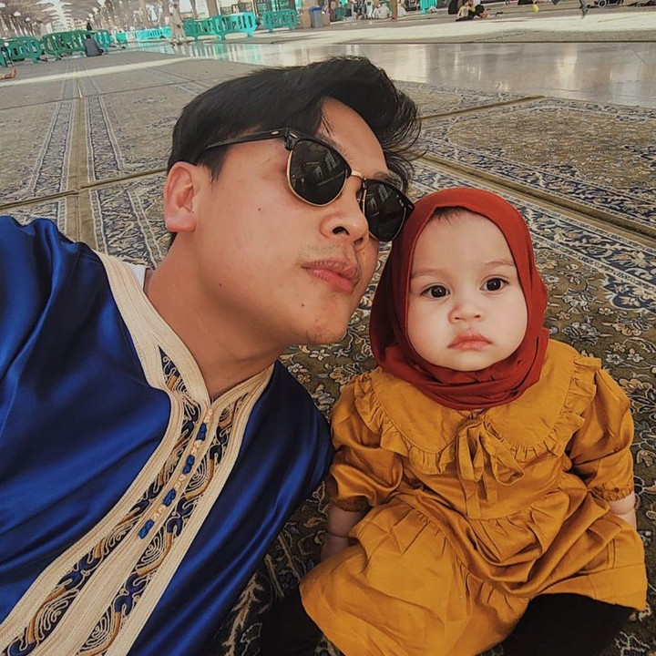<p>Natta Reza mengaku bersyukur bisa menunaikan ibadah umrah bersama sang buah hati. Perlu diketahui, Natta Reza dan Wardah Maulina menanti lima tahun untuk mendapatkan momongan. (Foto: Instagram @natta_reza)</p>