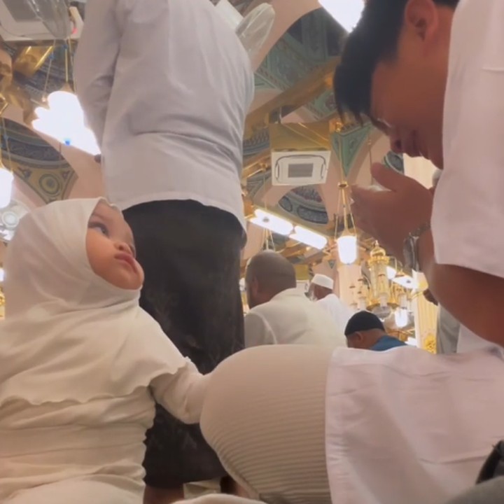<p>Natta Reza membagikan video saat dia membawa Kia untuk ke area raudhah. Di sana, pria 32 tahun ini menjalankan ibadah salat. Sedangkan sang putri tampak tenang dan tidak rewel duduk di dekatnya. (Foto: Instagram @natta_reza)</p>