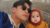 7 Potret Natta Reza dan Putrinya Saat Umrah, Nangis Lihat Kabah Sambil Gendong