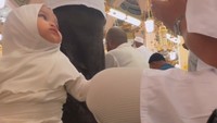 <p>Natta Reza membagikan video saat dia membawa Kia untuk ke area raudhah. Di sana, pria 32 tahun ini menjalankan ibadah salat. Sedangkan sang putri tampak tenang dan tidak rewel duduk di dekatnya. (Foto: Instagram @natta_reza)</p>