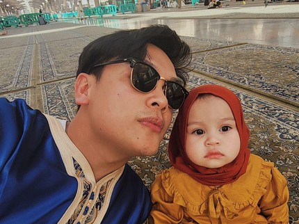 7 Potret Natta Reza dan Putrinya Saat Umrah, Nangis Lihat Kabah Sambil Gendong