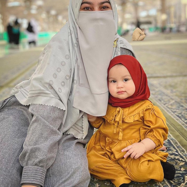 <p>Pasangan influencer Natta Reza dan Wardah Maulina sedang menunaikan ibadah umrah ke Tanah Suci Mekkah. Pasangan ini mengajak serat sang buah hati, Kia, yang usaianya belum genap setahun. (Foto: Instagram @natta_reza)</p>