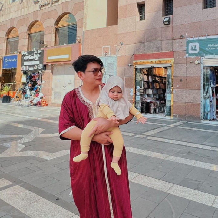 <p>Natta Reza dan Wardah Maulina sengaja membawa putri mereka pergi umrah. Kurang lebih setahun lalu, keduanya ke Mekkah untuk berdoa agar segera diberian keturunan. Doa keduanya pun terkabul, Bunda. (Foto: Instagram @natta_reza)</p>