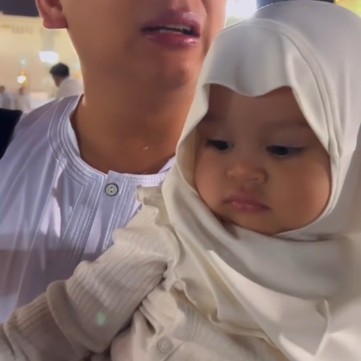 <p>Natta reza sampai terharu dan menangis saat berada dekat Kabah sambil menggendong sang buah hati. "Allahuakbar Allahuakbar Allahuakbar. Benar benar gak bisa nahan airmata bahkan sampai keluar dari area raudhah," tulisnya. (Foto: Instagram @natta_reza)</p>