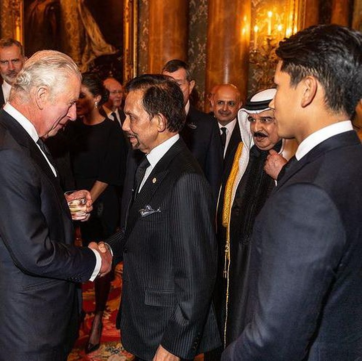 <p>Di foto lainnya, Pangeran Mateen dan sang ayah tampak berkunjung ke Buckingham Palace. Keduanya bertemu dengan Raja Charles III, Bunda. (Foto: Instagram @tmski)</p>