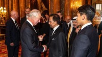 <p>Di foto lainnya, Pangeran Mateen dan sang ayah tampak berkunjung ke Buckingham Palace. Keduanya bertemu dengan Raja Charles III, Bunda. (Foto: Instagram @tmski)</p>