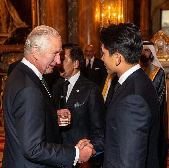<p>Pangeran Mateen juga sempat bersalaman dengan Raja Charles III. Selain Mateen, beberapa petinggi negara dan raja-raja tampak hadir di Buckingham Palace. (Foto: Instagram @tmski)</p>