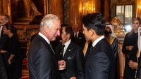 <p>Pangeran Mateen juga sempat bersalaman dengan Raja Charles III. Selain Mateen, beberapa petinggi negara dan raja-raja tampak hadir di Buckingham Palace. (Foto: Instagram @tmski)</p>