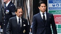 <p>Pangeran Mateen menghadiri upacara pemakaman Ratu Elizabeth II bersama sang ayah, Bunda. Keduanya pun terlihat mengenakan setelan jas hitam yang rapi dengan dasi warna senada. (Foto: Instagram @tmski)</p>
