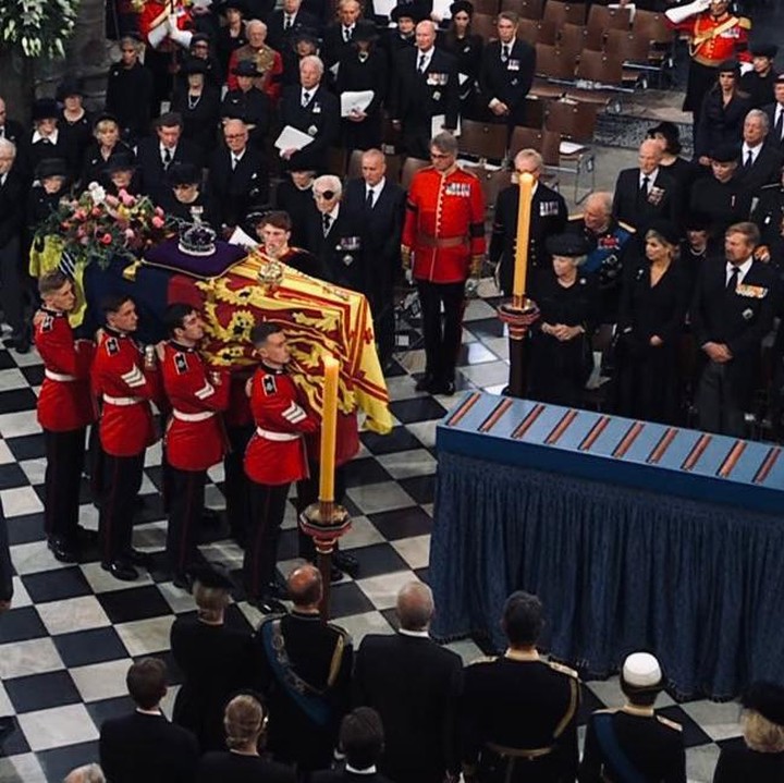 <p>Pangeran Mateen belum lama ini ikut menghadiri upacara pemakaman Ratu Elizabeth II di Inggris, Bunda. Mateen membagikan suasana di King George VI Memorial Chapel melalui laman Instagram miliknya. (Foto: Instagram @tmski)</p>