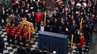 <p>Pangeran Mateen belum lama ini ikut menghadiri upacara pemakaman Ratu Elizabeth II di Inggris, Bunda. Mateen membagikan suasana di King George VI Memorial Chapel melalui laman Instagram miliknya. (Foto: Instagram @tmski)</p>
