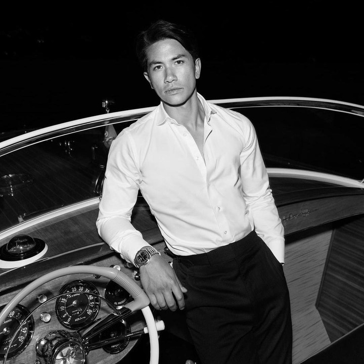 <p>Pangeran Abdul Mateen kini sudah berusia 31 tahun, Bunda. Pangeran asal Brunei Darussalam ini merupakan anak keempat dari Sultan Hassanal Bolkiah dan istri keduanya, Puan Mariam binti Abdul Aziz. (Foto: Instagram @tmski)</p>