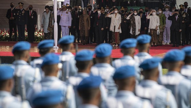 Presiden Indonesia Joko Widodo (Jokowi) memimpin upacara untuk memperingati Hari Kesaktian Pancasila di Monumen Pancasila Sakti, Minggu (1/10).