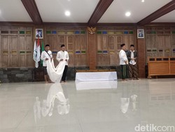 Pelayat KH Dian Nafi Mulai Datangi Ponpes Al-Muayyad Windan