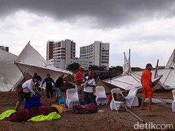 Angin Kencang Porak-porandakan Tenda Peserta Surabaya Kite Festival 2022