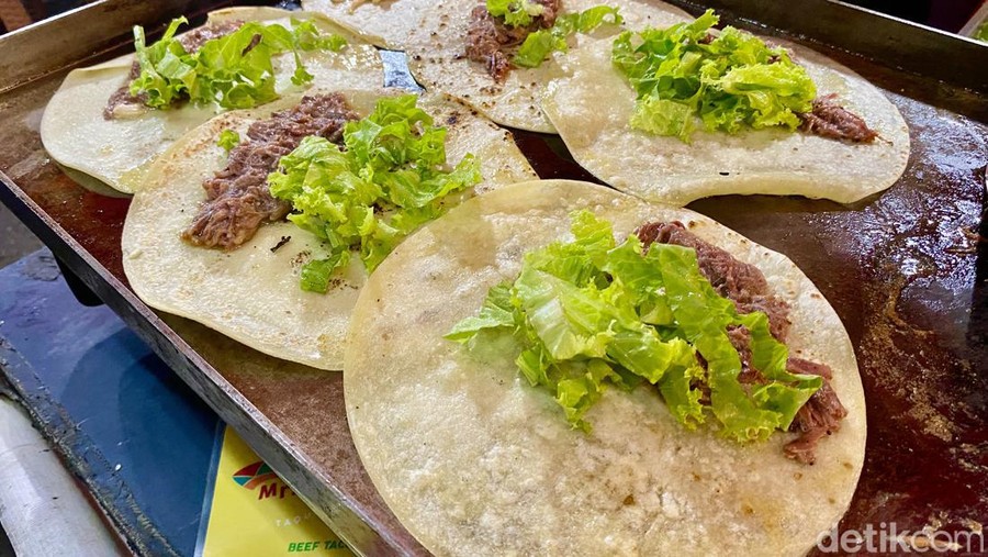 Penjual Tampan Beef Taco di Lengkong Kecil&comma; Bandung