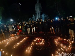 Doa dan Nyala Lilin dari Bonek untuk Aremania