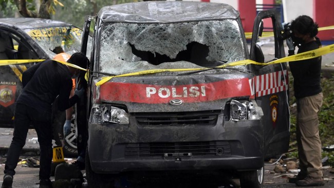 Pecahan kaca, paving blok, mobil-mobil yang terbakar masih teronggok di sekitar stadion. Puing-puing itu jadi saksi bisu tragedi yang menewaskan 125 orang.