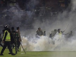 Lihat Lagi Momen Tembakan Gas Air Mata di Tragedi Kanjuruhan