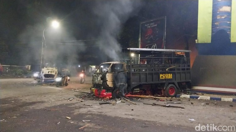 Kendaraan polisi dirusak dan dibakar massa suporter Arema FC di Stadion Kanjuruhan Malang Kendaraan polisi dirusak dan dibakar massa suporter Arema FC di Stadion Kanjuruhan Malang