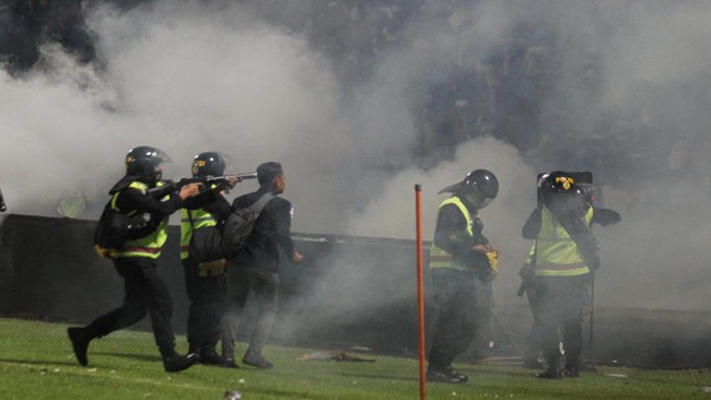 Menko Polhukam Mahfud MD menyatakan kandungan gas air mata yang digunakan aparat dalam insiden di Stadion Kanjuruhan Malang telah diperiksa di laboratorium.