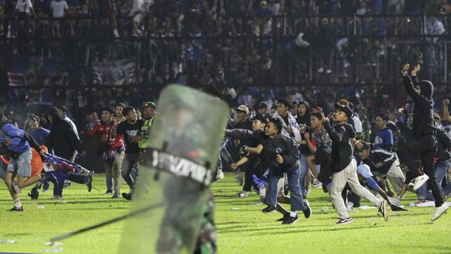 Komisi X DPR mendesak PSSI segera menghentikan semua kompetisi sepak bola usai tragedi Kanjuruhan yang menewaskan 125 orang, Sabtu (1/10).
