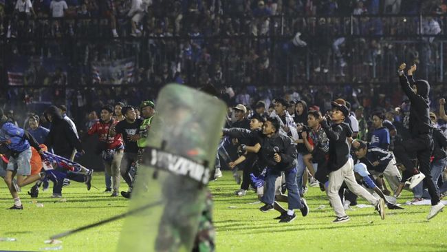 DPR Desak PSSI Hentikan Semua Kompetisi Usai Tragedi Kanjuruhan Komisi X DPR mendesak PSSI segera menghentikan semua kompetisi sepak bola usai tragedi Kanjuruhan yang menewaskan 125 orang, Sabtu (1/10).