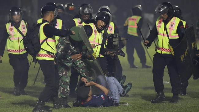 Total ada lima orang anggota yang diperiksa Polisi Militer. Satu di antaranya merupakan anggota yang menendang suporter Aremania.
