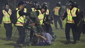 Anggota TNI Penendang Suporter Tetap Diproses Hukum Meski Minta Maaf
