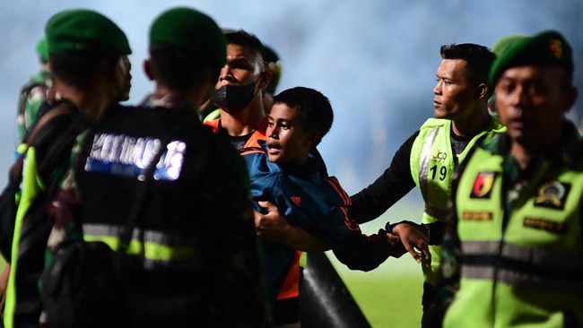 Bonek yang merupakan suporter setia Persebaya Surabaya merasakan duka mendalam atas tragedi di Stadion Kanjuruhan.