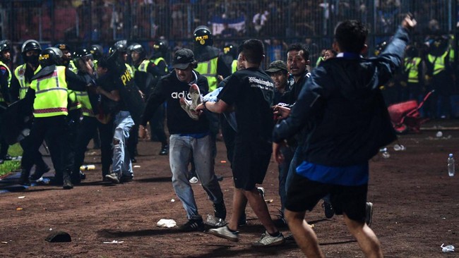 Aremania: 15 Menit Akhir Pintu Biasanya Dibuka, Ini Kenapa Ditutup? Salah satu suporter Arema, Luki, menyebut biasanya 15 menit sebelum pertandingan usai pintu Stadion Kanjuruhan sudah dibuka.