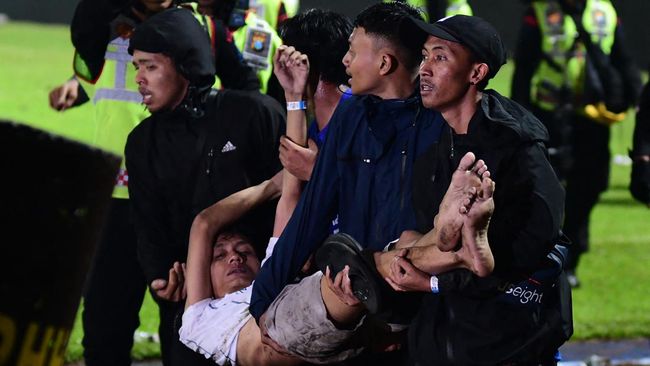 Aremania mengaku ambulans tak bisa masuk ke sekitar stadion saat terjadi kerusuhan di Tragedi Kanjuruhan.