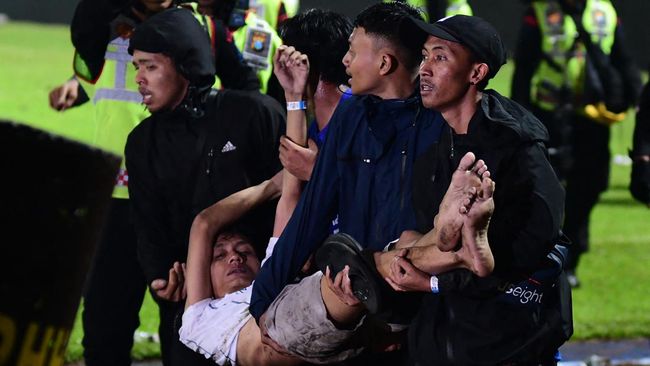 Kesaksian Aremania Tragedi Kanjuruhan: Ambulans Tak Bisa Masuk Stadion Aremania mengaku ambulans tak bisa masuk ke sekitar stadion saat terjadi kerusuhan di Tragedi Kanjuruhan.