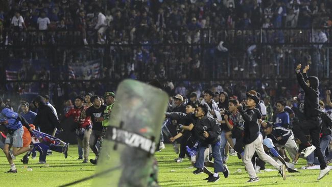 Presiden Jokowi melihat langsung lokasi terjadinya tragedi di Stadion Kanjuruhan. Jokowi memberi gambaran permasalahan yang terjadi di tribune stadion.