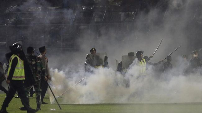 Sekretaris Jenderal PSSI Yunus Nusi memberi jawaban soal penembakan gas air mata, yang dilarang FIFA, usai pertandingan Arema FC vs Persebaya.