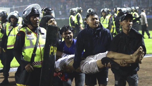 IPW mendesak Kapolri Jenderal Listyo Sigit mencopot Kapolres Malang AKBP Ferli Hidayat sebagai tanggung jawab atas tragedi di Stadion Kanjuruhan.