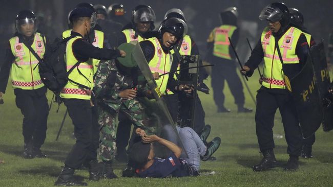 Kerusuhan terjadi di Stadion Kanjuruhan, Malang, pada Sabtu (1/10). Tragedi ini merenggut 130 nyawa.